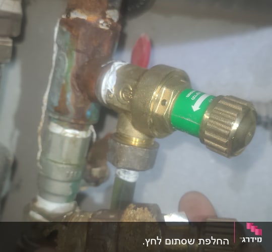 שסתומים וצינורות במערכת חימום סולארית